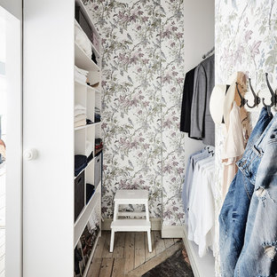 Diseño de armario vestidor unisex, escandinavo, de tamaño medio, con armarios abiertos y puertas de armario blancas