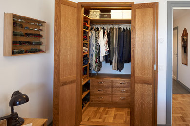Foto på ett litet 60 tals walk-in-closet för könsneutrala, med öppna hyllor, skåp i mellenmörkt trä och mellanmörkt trägolv