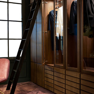 Inspiration för ett mellanstort vintage walk-in-closet för kvinnor, med skåp i mellenmörkt trä, heltäckningsmatta, rosa golv och luckor med glaspanel