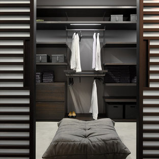 Foto de vestidor unisex, actual, con armarios con paneles lisos y puertas de armario de madera en tonos medios