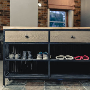 Idee per una cabina armadio unisex industriale di medie dimensioni con ante in stile shaker, ante grigie, pavimento in legno massello medio e pavimento beige