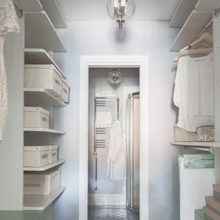 Immagine di una piccola cabina armadio per donna classica con nessun'anta, pavimento con piastrelle in ceramica, pavimento multicolore e ante beige