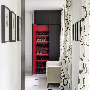 Immagine di armadi e cabine armadio unisex design con ante lisce, ante in legno bruno e pavimento multicolore