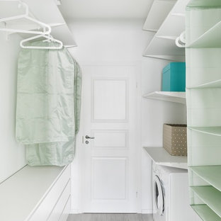 Ispirazione per armadi e cabine armadio unisex nordici con ante lisce, ante bianche, pavimento in laminato e pavimento grigio
