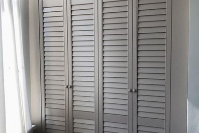 Imagen de armario tradicional renovado de tamaño medio con armarios con puertas mallorquinas y puertas de armario beige