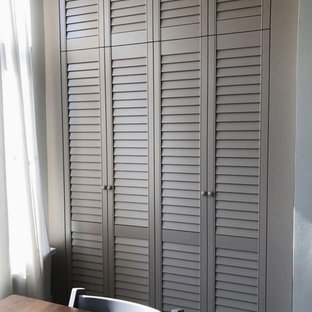 Imagen de armario tradicional renovado, de tamaño medio, con armarios con puertas mallorquinas y puertas de armario beige