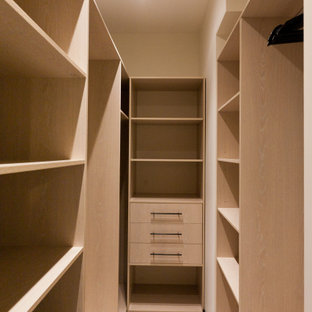 Idee per una piccola cabina armadio industriale con pavimento in laminato