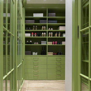 Ejemplo de armario vestidor unisex, tradicional renovado, de tamaño medio, con puertas de armario verdes, suelo de madera clara y suelo beige