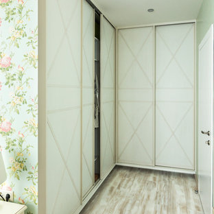 Foto di armadi e cabine armadio chic di medie dimensioni con pavimento in laminato e pavimento beige