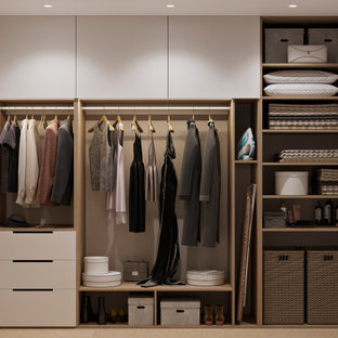 Ejemplo de armario vestidor unisex, escandinavo, pequeño, con armarios abiertos, puertas de armario blancas, suelo de madera en tonos medios y suelo beige
