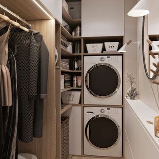 Modelo de armario vestidor unisex, nórdico, pequeño, con armarios abiertos, puertas de armario blancas, suelo de madera en tonos medios y suelo beige