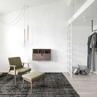 Idee per una piccola cabina armadio unisex industriale con pavimento beige e parquet chiaro