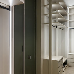 Diseño de armario vestidor actual con armarios abiertos y puertas de armario beige