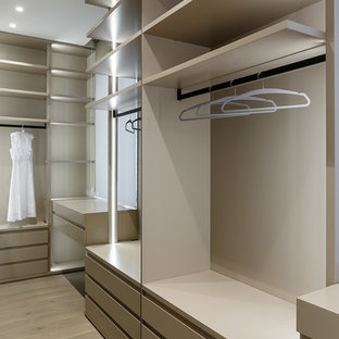 Modelo de armario vestidor contemporáneo con armarios abiertos y puertas de armario beige