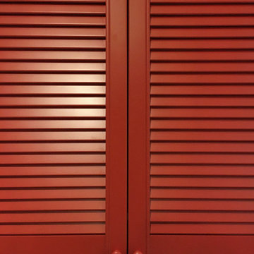 Красные жалюзийные двери в гардеробную для Анны