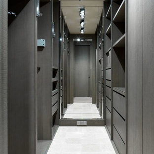 Idee per una cabina armadio unisex minimal di medie dimensioni con ante lisce, ante in legno bruno e pavimento bianco