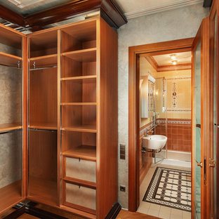 Idéer för ett stort klassiskt walk-in-closet för könsneutrala, med öppna hyllor och orange golv