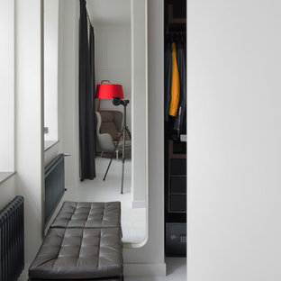 Idee per una piccola cabina armadio per donna minimal con pavimento in legno verniciato