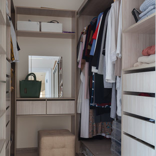 Inredning av ett modernt litet walk-in-closet för kvinnor, med öppna hyllor, beige skåp, laminatgolv och brunt golv