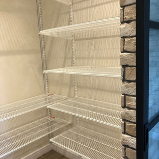 Ispirazione per una piccola cabina armadio per uomo industriale con ante bianche, pavimento in legno massello medio e pavimento multicolore