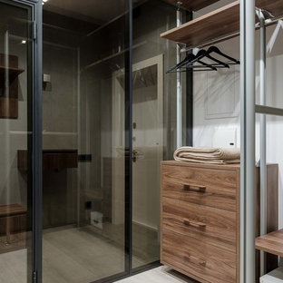 Idéer för funkis walk-in-closets för män, med släta luckor, skåp i mellenmörkt trä, ljust trägolv och vitt golv