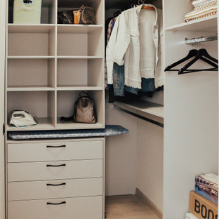 Foto de armario y vestidor actual, pequeño, con suelo laminado y suelo gris