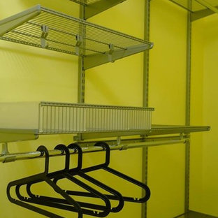 Ispirazione per una cabina armadio design di medie dimensioni con nessun'anta, pavimento in laminato e pavimento beige