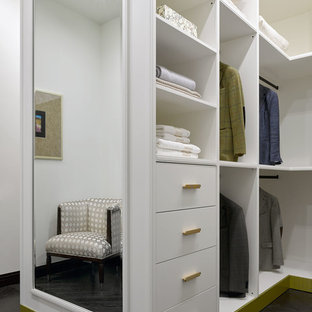 Esempio di una grande cabina armadio unisex classica con ante lisce, ante bianche, pavimento nero e parquet scuro