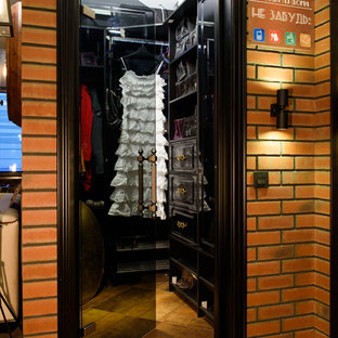 Esempio di una piccola cabina armadio unisex industriale con ante nere, nessun'anta e pavimento marrone