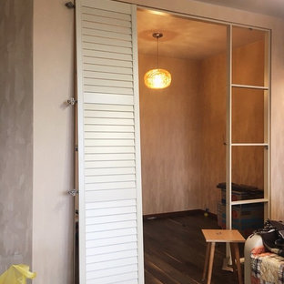 Ejemplo de armario vestidor clásico, grande, con armarios con puertas mallorquinas, puertas de armario beige, suelo laminado y suelo marrón