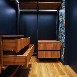 Idee per una piccola cabina armadio design con pavimento con piastrelle in ceramica