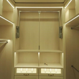 Foto di una cabina armadio chic di medie dimensioni con nessun'anta e ante in legno chiaro