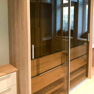 Imagen de armario y vestidor escandinavo grande