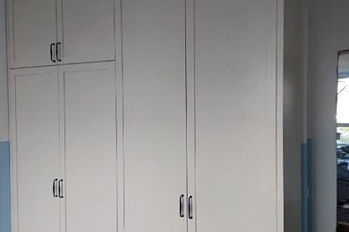 Источник вдохновения для домашнего уюта: шкаф в нише среднего размера в скандинавском стиле с фасадами с утопленной филенкой и белыми фасадами