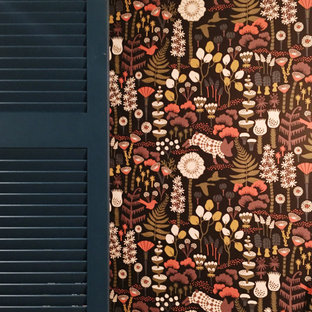 Foto de armario vestidor escandinavo, grande, con armarios con puertas mallorquinas, puertas de armario azules, suelo laminado y suelo beige