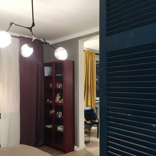 Modelo de armario vestidor escandinavo, grande, con armarios con puertas mallorquinas, puertas de armario azules, suelo laminado y suelo beige