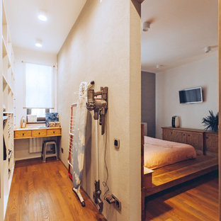 Idee per una piccola cabina armadio unisex industriale con nessun'anta, parquet scuro e pavimento marrone