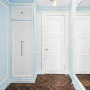 Idéer för ett stort klassiskt walk-in-closet för män, med luckor med infälld panel, blå skåp, mörkt trägolv och brunt golv