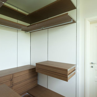 Idee per una cabina armadio unisex design di medie dimensioni con nessun'anta, ante in legno scuro e pavimento in legno massello medio