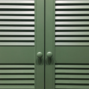 Immagine di un piccolo armadio o armadio a muro unisex design con ante a persiana
