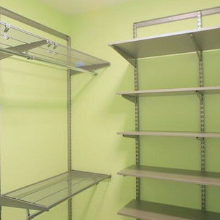 Immagine di una piccola cabina armadio unisex minimal con nessun'anta, ante grigie, pavimento in vinile e pavimento beige