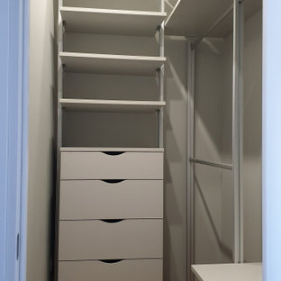 Idées déco pour un petit dressing contemporain neutre avec un placard sans porte, des portes de placard grises, sol en stratifié et un sol beige.