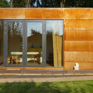 Cette photo montre une maison d'amis séparée industrielle de taille moyenne.