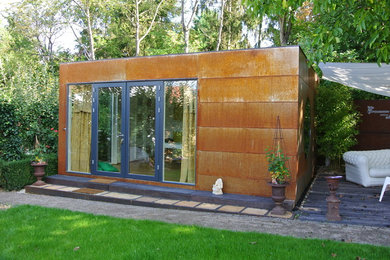 Стильный дизайн: отдельно стоящий домик для гостей среднего размера в стиле лофт - последний тренд