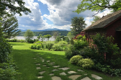 Eingangsbereich und Gartenhäuschen mit fantastischen Blick auf Fluß und Gebirge