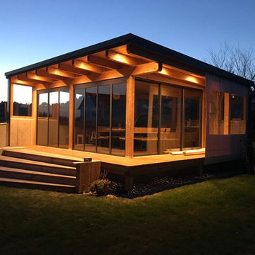 Modernes Gartenhaus mit Schiebe-Dreh-Verglasungen und Schiebetüren - Sunflex