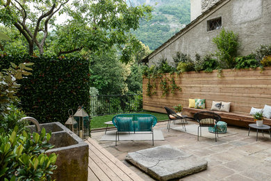 Idee per un giardino contemporaneo esposto in pieno sole di medie dimensioni e in cortile in primavera con fontane e pavimentazioni in pietra naturale