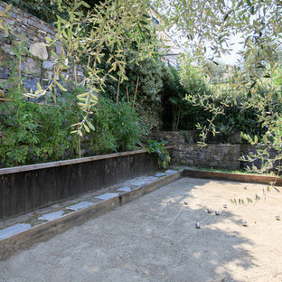 Idee per un campo sportivo esterno mediterraneo esposto a mezz'ombra dietro casa con un giardino in vaso e ghiaia