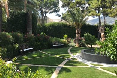 Idee per un giardino formale mediterraneo davanti casa