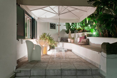 Immagine di un giardino formale contemporaneo esposto in pieno sole di medie dimensioni e davanti casa in estate con un giardino in vaso e pavimentazioni in pietra naturale